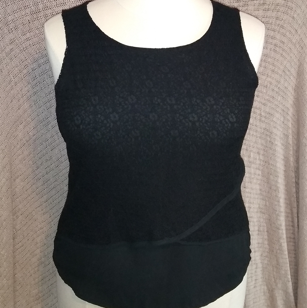 T04- No Sleeve blouse with crochet overlay